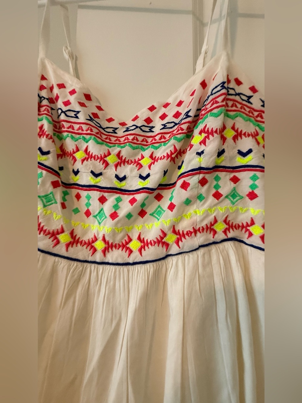 Mudd White Top with Multicolor Embroidered Pattern - Picture 5 of 8